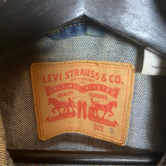 Levis stonewashed denim jacket. - Picture 4 of 5